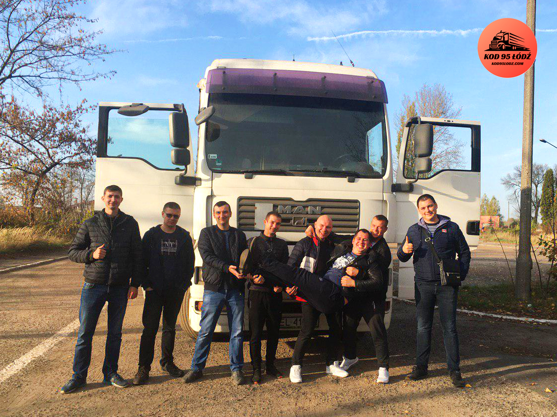 Большая группа на улице